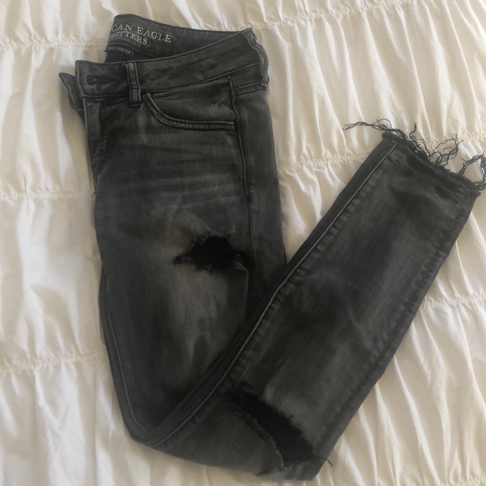 American Eagle distressed jean